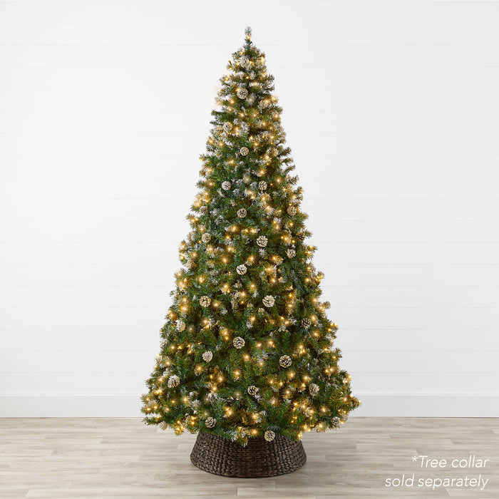 Sapin de Noël pré-décoré et illuminé avec pointes floquées et pommes de pin