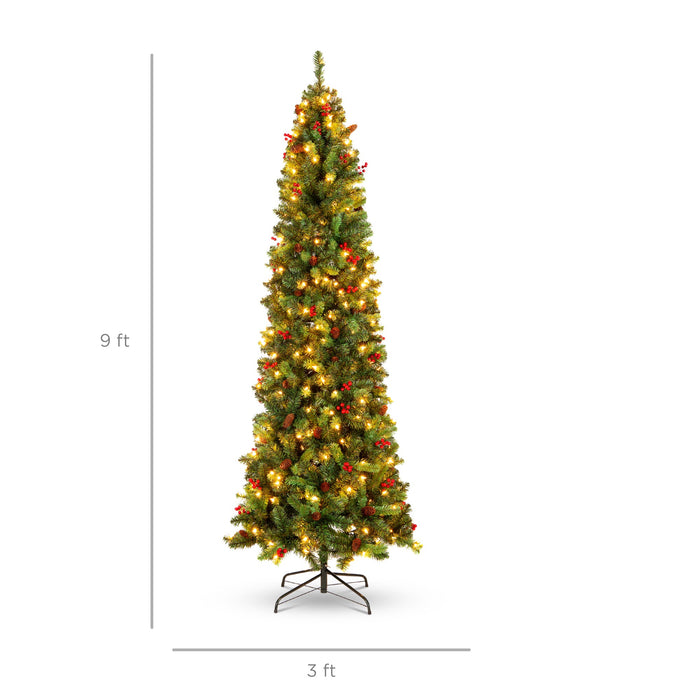 Sapin de Noël en forme de crayon d'épinette illuminé avec baies et pommes de pin